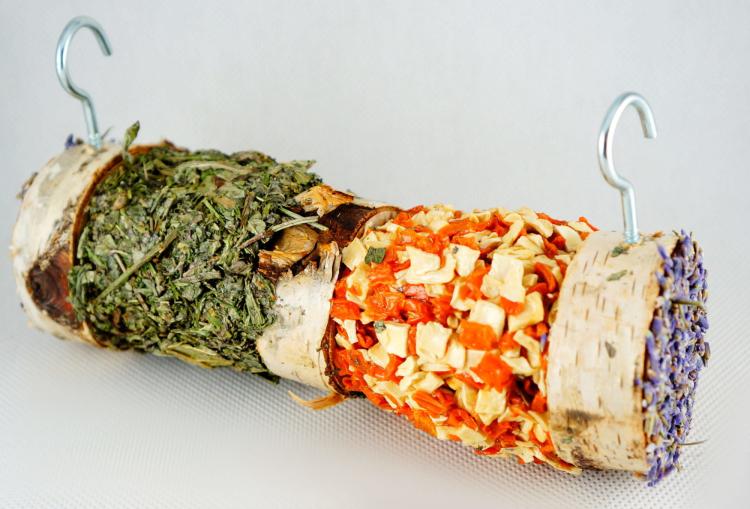 Ziołowo-warzywny szaszłyk - dla wszystkich gryzoni w tym: królików, kawii domowej, myszy, chomików, szczurów, myszoskoczków od ParrotPlanet.pl