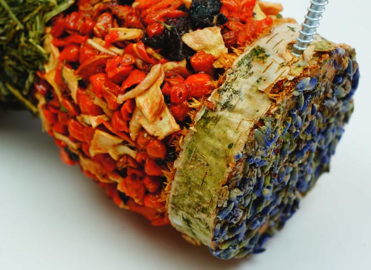 Ziołowo- Warzywna klepsydra z mieszanką zbóż dla wszystkich gryzoni w tym: królików, kawii domowej, myszy, chomików, szczurów, myszoskoczków od ParrotPlanet.pl